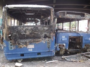 Unidades incendiadas en la sede de transporte de la UCV