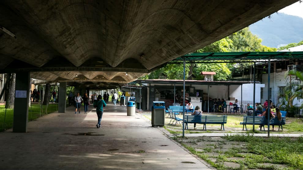 Estudiantes universitarios - beca estudiantil - UCV