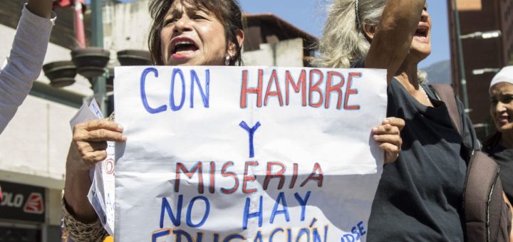 Profesoras universitarias sobreviven con salarios y bonos vacacionales indignos