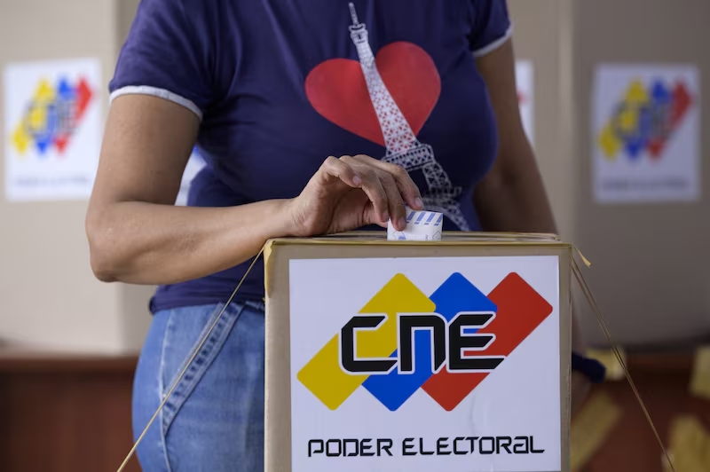 Autoridades y comunidad universitaria exigen al CNE que presenten los resultados con "máxima transparencia"