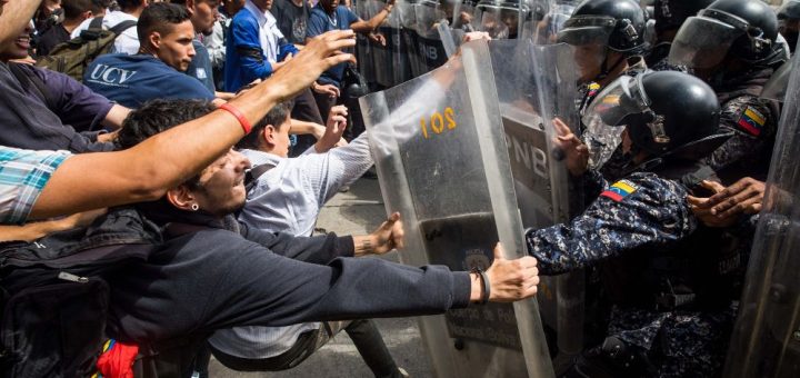 Universitarios vulnerables en Las Américas: Alerta ante los ataques a la libertad académica en Estados Unidos y Venezuela
