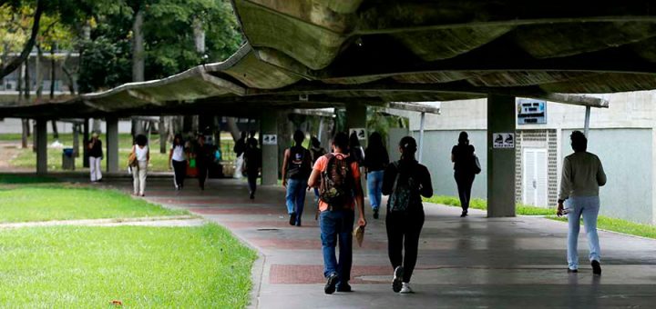La autonomía universitaria ha sido un pilar fundamental en la historia republicana de Venezuela. En 1827, el Libertador Simón Bolívar junto a otros funcionarios de gobierno, crearon los Estatutos Republicanos de la Universidad Central de Venezuela, en los cuales reconocieron su autonomía. 