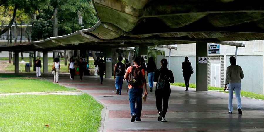 La autonomía universitaria ha sido un pilar fundamental en la historia republicana de Venezuela. En 1827, el Libertador Simón Bolívar junto a otros funcionarios de gobierno, crearon los Estatutos Republicanos de la Universidad Central de Venezuela, en los cuales reconocieron su autonomía. 