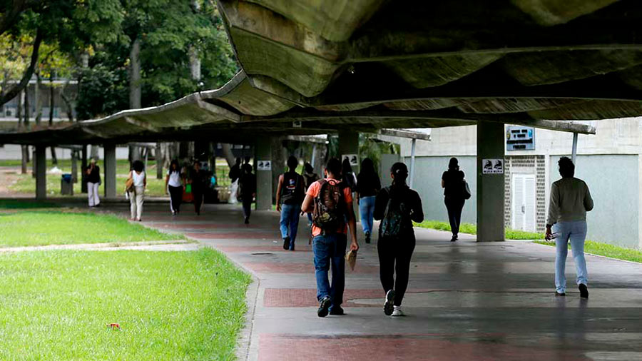 La autonomía universitaria ha sido un pilar fundamental en la historia republicana de Venezuela. En 1827, el Libertador Simón Bolívar junto a otros funcionarios de gobierno, crearon los Estatutos Republicanos de la Universidad Central de Venezuela, en los cuales reconocieron su autonomía.